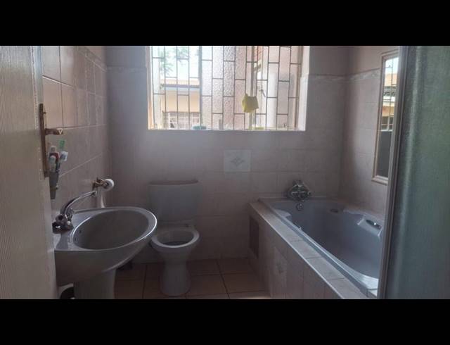 4 BEDROOM HOUSE FOR SALE IN KENILWORTH